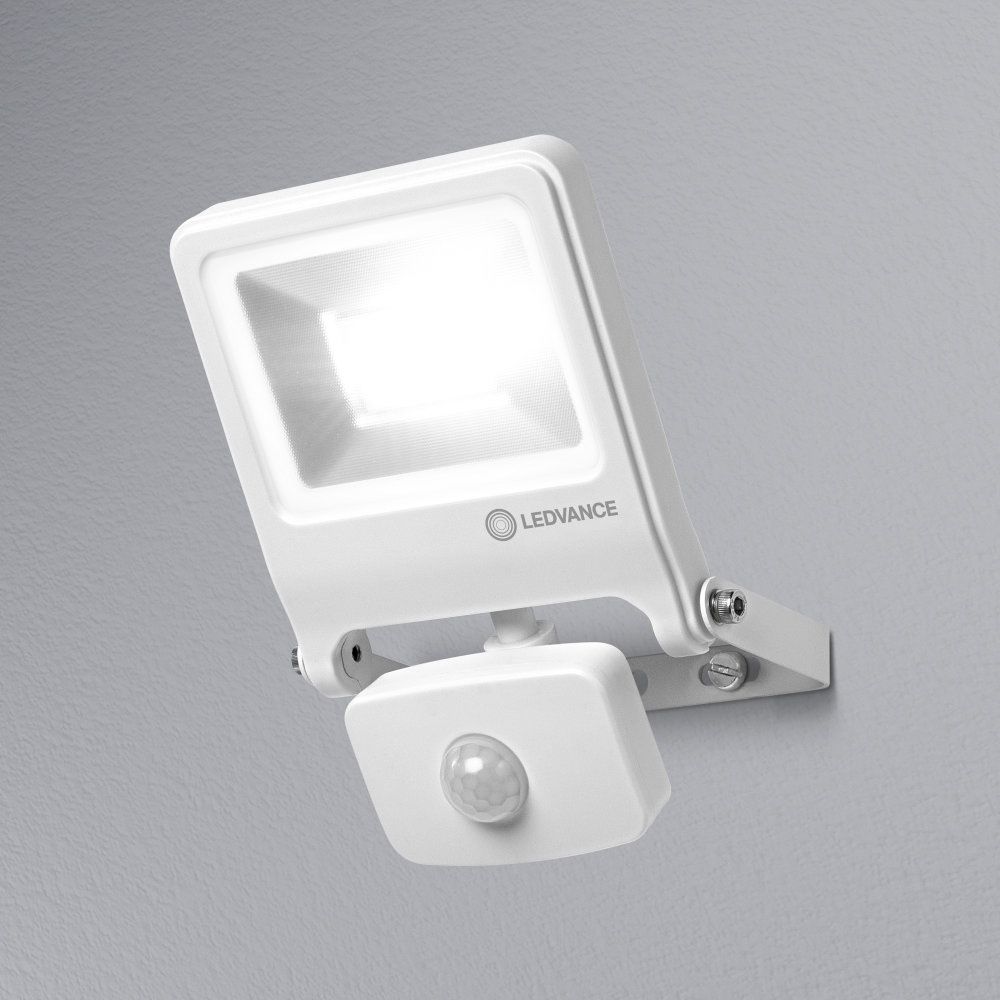 LEDVANCE LED Außenstrahler Endura Flood Sensor 20W/3000K IP44 1600lm weiß