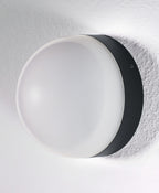 Osram LED Wand-/Deckenleuchte Endura Style Ball 12W/830 1030lm warmweiß nicht dimmbar dunkelgrau IP44 – Montiert, ausgeschaltet