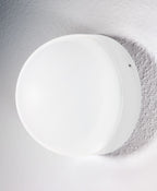 Osram LED Wand-/Deckenleuchte Endura Style Ball  12W/830 1030lm neutralweiß nicht dimmbar weiß IP44 – Montiert, eingeschaltet