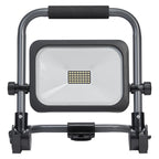 LEDVANCE Arbeitsleuchte LED WORKLIGHT VALUE BATTERY R-STAND 865 20W 2.000lm IP54 – Ansicht stehend