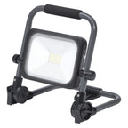 LEDVANCE Arbeitsleuchte LED WORKLIGHT VALUE BATTERY R-STAND 865 20W 2.000lm IP54 – Ansicht stehend