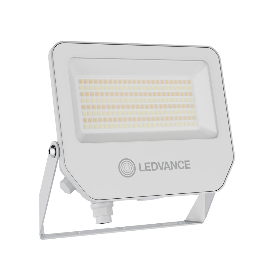 LEDVANCE Floodlight Compact Gen 2 – Fluter weiß in diagonaler Ansicht mit Montagebügel